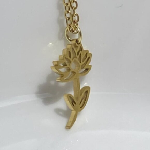 Birth Flower Necklace - Picture 3 of 10